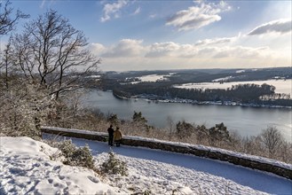 Winter, snow-covered landscape, Korte-Klippe viewpoint, view of the eastern shore of Lake Baldeney,