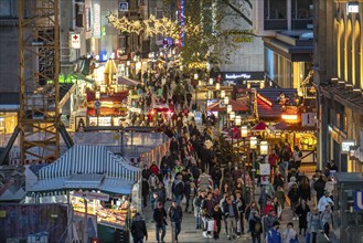 Pre-Christmas period, Kettwiger Straße, pedestrian zone, crowded shopping street in the city centre