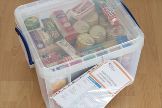 Emergency preparedness, food supply in a private household, box of long-life food, 10-day supply,