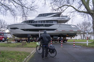 Craning the €6.3 million Sunseeker 88Y motor yacht, weighing 82 tonnes, in preparation for the