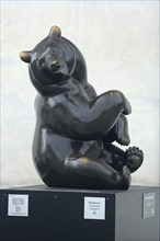 Sculpture La Fratrie 1a, Brotherhood of Michel Bassompierre, bear figure, bronze, brown, smooth,