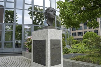 Bust of Käthe Kollwitz, Street of Remembrance, Spreebogen, Moabit, Mitte, Berlin, Germany, Europe