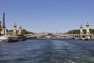 Pariser Brücke mit Blick auf den Eiffelturm bei strahlend blauem Himmel, Paris