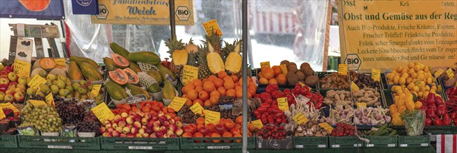 Obs and vegetable stand at the main market, Nuremberg, Middle Franconia, Bavaria, Germany, Europe