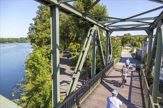 Ruhr Valley cycle path, former railway bridge over the Ruhr, Lake Baldeney in Essen, cycle and