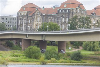 In the early hours of the morning, a section of the Carola Bridge collapsed for unknown reasons.