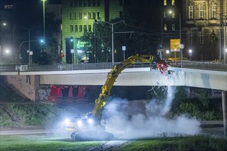 In the early hours of the morning, a section of the Carola Bridge collapsed for unknown reasons.