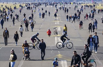 Thousands of people enjoying the first warming rays of sunshine on Tempelhofer Feld, not easy to