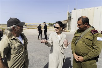 Annalena Bärbock (Alliance 90/The Greens, M), Foreign Minister, talks to Ami Shaked (l), Director