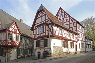 Half-timbered house Ritterherberge built in 1580 and Hunolsteiner Hof, left, Meisenheim,