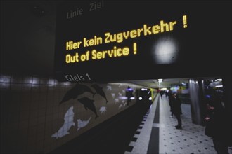 Underground line 9 runs at Zoologischer Garten despite the display 'No train service here! Out of