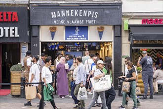 Mannekenpis, popular chip shop, chip shop, Verse Vlaamse Friet, Damrak shopping street, tourists,