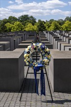 Memorial wreath in front of the Holocaust memorial at the Brandenburg Tor, Berlin, Germany, Europe