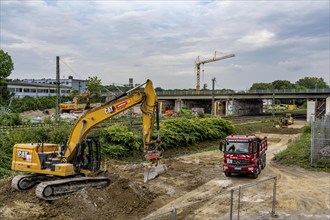 Work on the A40 motorway bridge, Schlachthofbrücke, the bridge piers for the new bridge are already