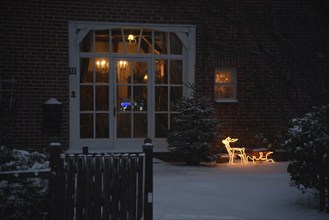 Europe, Germany, Lower Saxony, Stade district, snow, farmhouse in winter, Christmas time, view into