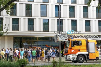 Fire alarm in a hotel in Cologne, the hotel was evacuated early in the morning, the guests gather