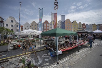 Flea market on the Upper Town Square, with late baroque houses, Schärding, Upper Austria, Austria,