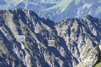 Cabins of the Nebelhorn cable car between Höfatsblick station and summit, behind them the numerous