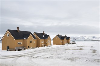 Ochre-coloured houses, research settlement, scientific settlement, winter landscape, Ny-Ålesund,