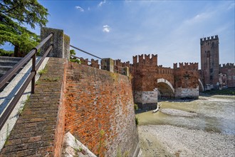 Adige in front of Castelvecchio and Ponte Scaligero, Veneto, Italy, Europe