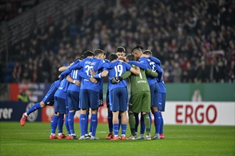 Team building, team circle in front of the start of the match TSG 1899 Hoffenheim, DFB Cup, PreZero