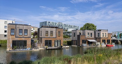 18 Floating residential buildings Havenlofts Nassauhaven, energy-neutral, solar cells, heat from