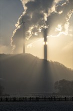 Windpark Halde Oberscholven, smoke clouds from the cooling tower and chimney of the Uniper