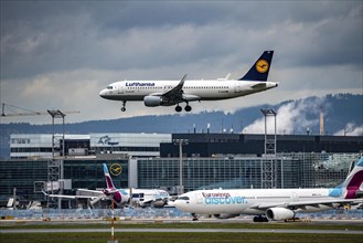 Lufthansa aircraft approaching Frankfurt am Main airport, on the centre runway, 25C/07C, terminal