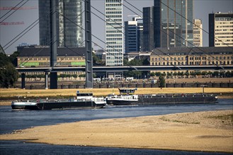 Rhine at Düsseldorf, extremely low water, Rhine level at 47 cm, falling, barge in front of the