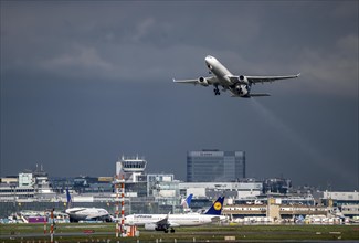 Lufthansa aircraft taking off on the centre runway, Frankfurt am Main Airport, FRA, Hesse, Germany,