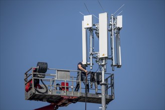 Assembly, installation of a 5G mobile radio transmitter, mast on a residential building, fast