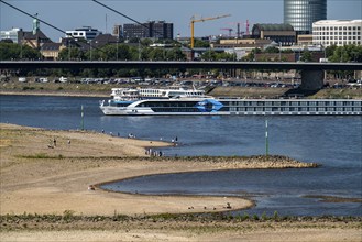 Rhine at Düsseldorf, extremely low water, Rhine level at 81 cm, tendency falling, after a long