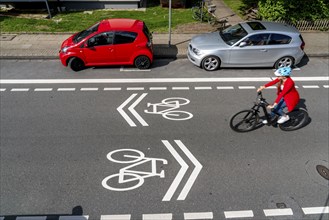 Bicycle road, cyclists have priority over car traffic, new cycle routes through Essen, here in the