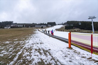 Conveyor belt ski lift, beginner ski resort Ritzhagen, operated with artificial snow, from snow