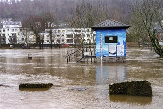 High water on the Ruhr, after days of heavy rainfall, the Ruhr is flooding, warning level 2 of 3,