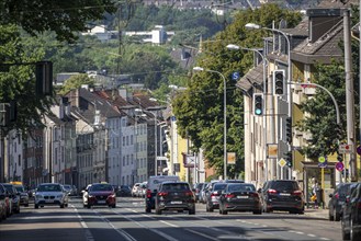 Aktienstraße in Mülheim-WInkhausen, major inner-city thoroughfare, with tram tracks, medium