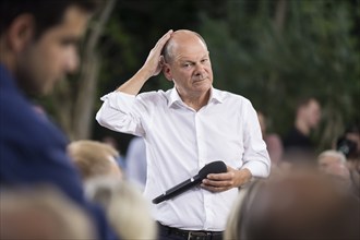 Olaf Scholz (Chancellor of the Federal Republic of Germany, SPD) surrounded by guests at the