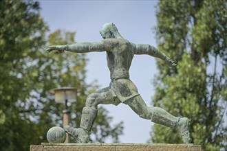 Football player by Mario Moschi, bronze, Friedrich-Ludwig-Jahn-Sportpark Cantianstraße, Prenzlauer