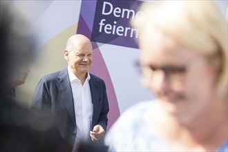 Olaf Scholz (Federal Chancellor, SPD) has his photo taken with visitors after a tour of the