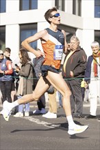 Edward Mulder USA on Potsdamer Platz at the 50th BMW Berlin Marathon 2024 on 29 September 2024