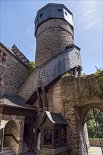 Old neo-renaissance castle, castle courtyard with fountain and stairway to the Heidenturm, Thieves'