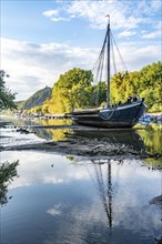 The Rhine at extremely low water, near Bad Honnef Rhöndorf, below the Drachenfels, the historic