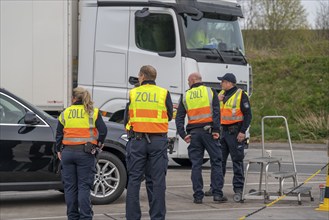 Joint inspection by customs and police, on the A3 motorway towards Cologne, at the Stindertal