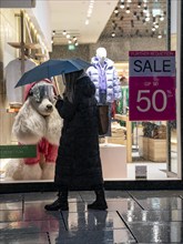 Sale, sale, rainy weather, freezing rain, pedestrian zone Zeil, shopping street, high-rise skyline