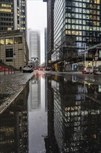 Winter, rainy weather, freezing rain, large puddle, puddle of water, in the city centre, Große