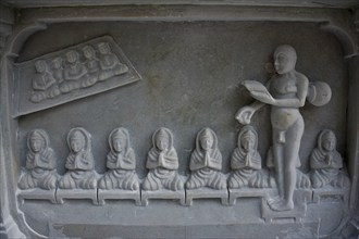 Jaïn sculpture depicting a jaïn monk and nuns from the Digambar sect, recently carved marble bas