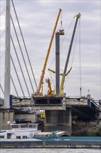 Dismantling of the old motorway bridge Neuenkamp, the A40, dismantling of the last bridge pier,