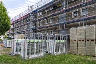 Energy-efficient refurbishment of an apartment block, thermal insulation, new windows and new roof