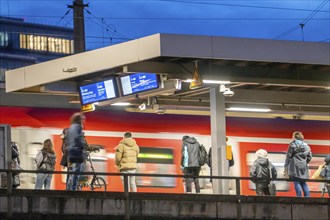 Cologne-Deutz railway station, platform for local trains, S-Bahn, regional trains, Cologne, North