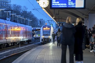 Cologne-Deutz railway station, platform for local trains, S-Bahn, regional trains, Cologne, North